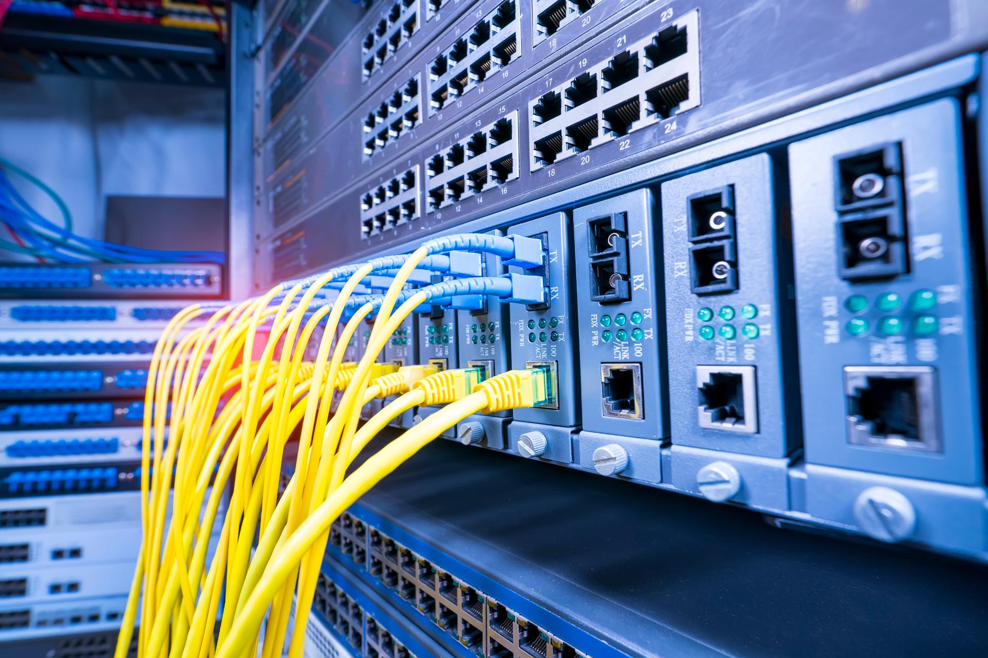 Cables amarillos en un rack