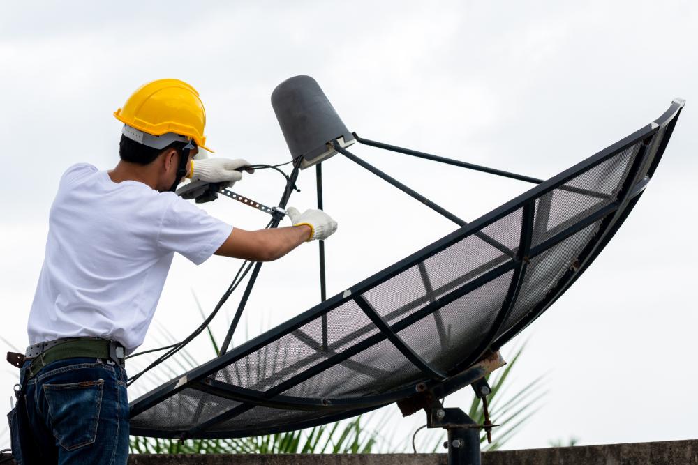 Hombre trabajando en una antena