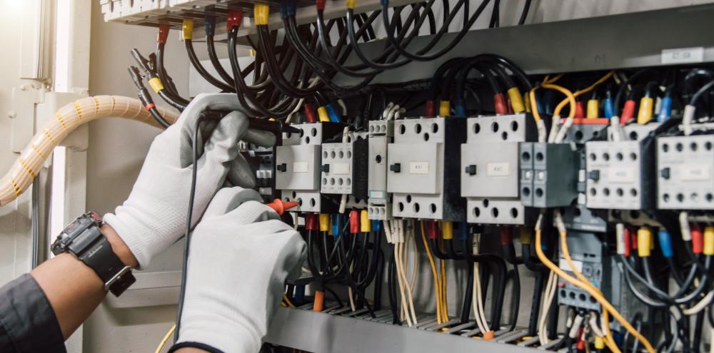 Panel con cables de colores