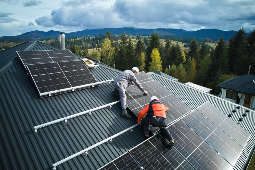 Obreros instalando placas solares en tejado