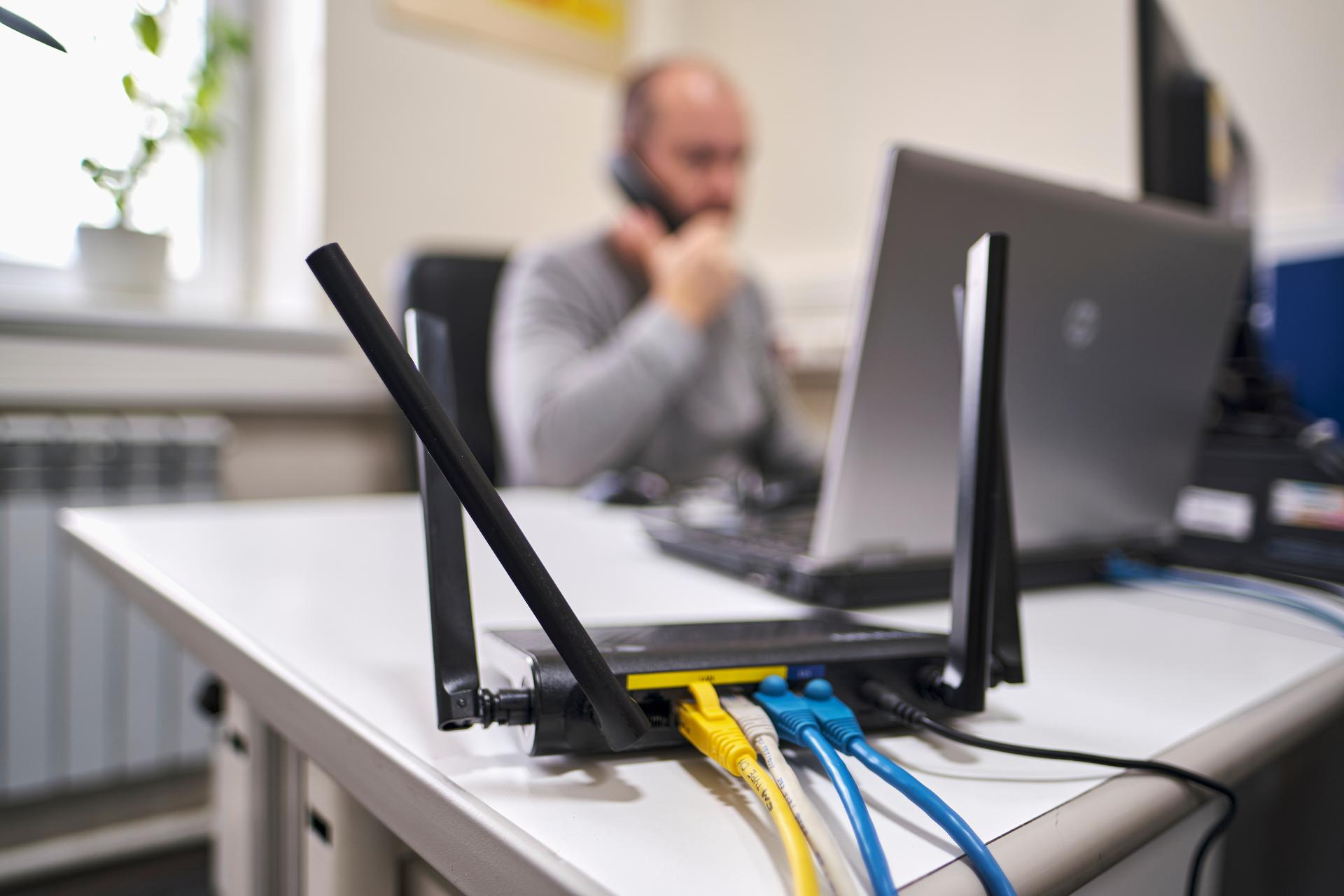 Moden y hombre en una oficina